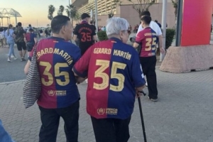 开云体育网址-杰拉德-马丁祖父母来到球场，现场观看国王杯决赛