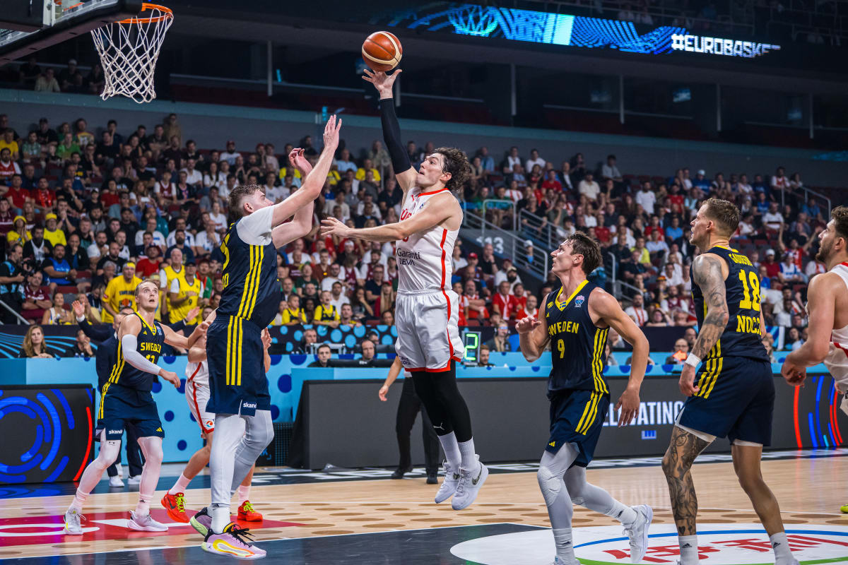 开云下载-6战轰19记三分！詹皇昔日小弟化身三分王，助火箭王牌中锋冲奖牌