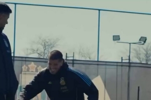 开云下载-气氛真好德保罗“恶意”铲翻罗梅罗，小蜘蛛在一旁笑嘻了