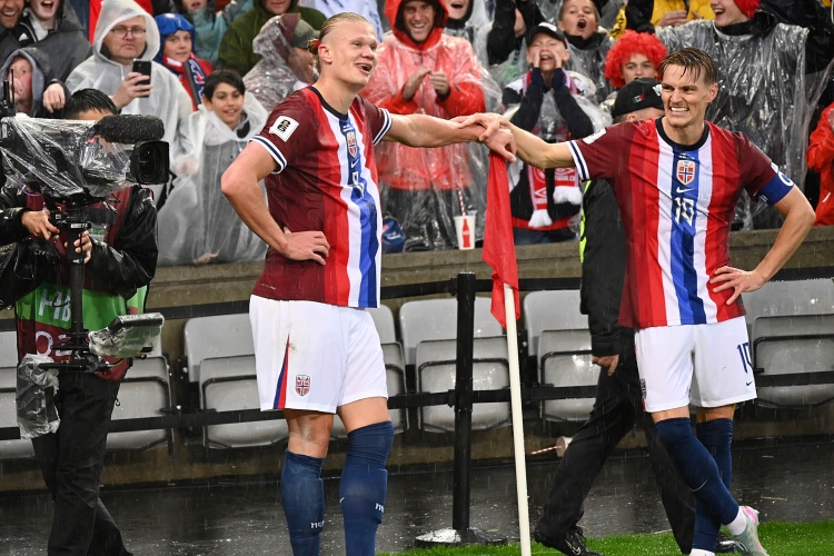 开云体育网址-双子星闪耀世欧预🌟哈兰德9球领跑射手榜，厄德高7助领跑助攻榜