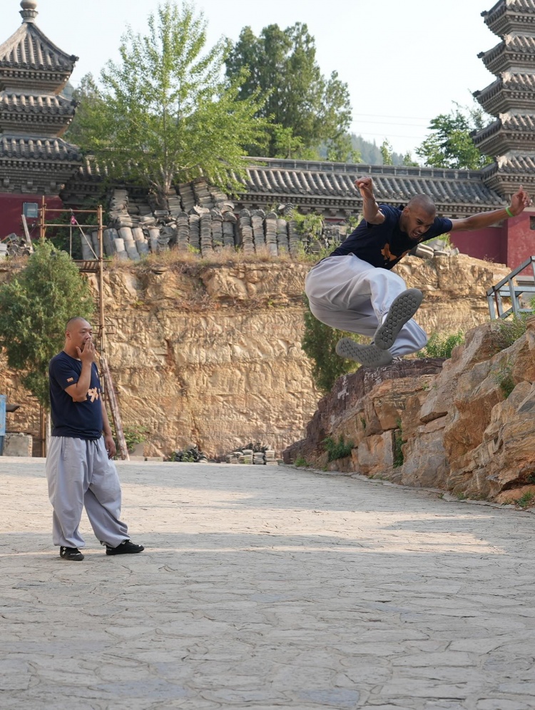 kaiyun-文班晒照回顾休赛期：与狼王&amp;奥拉朱旺等人特训 前往少林寺修行