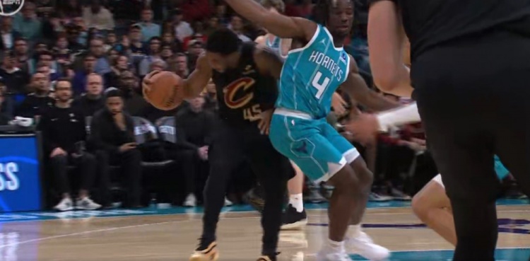 开云下载-幸无大碍！米切尔突破磕到头部摔倒 缓了缓继续作战